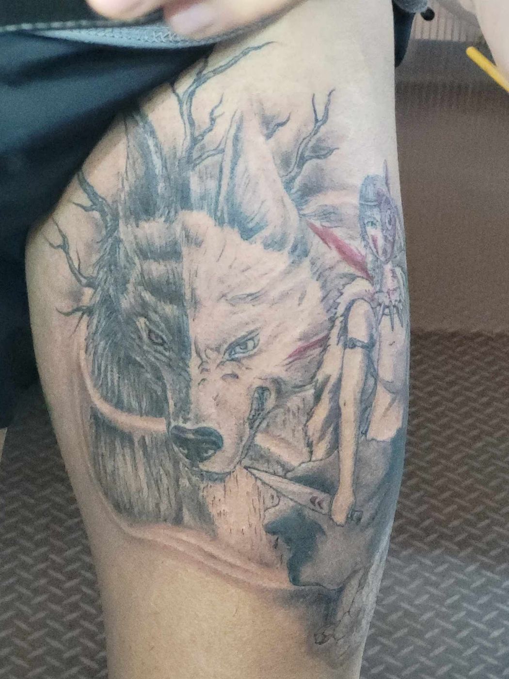 Tatouage r&eacute;aliste noir et gris inspir&eacute; de Princesse Mononok&eacute;, sur le bras