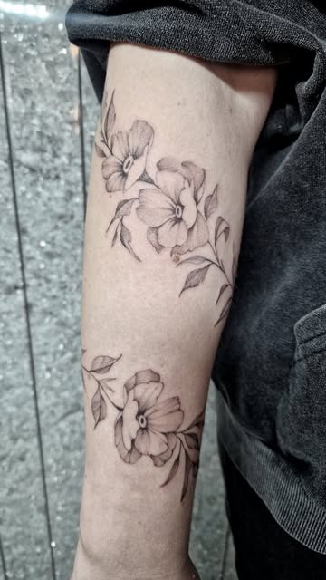 Tatouage botanique en fine ligne